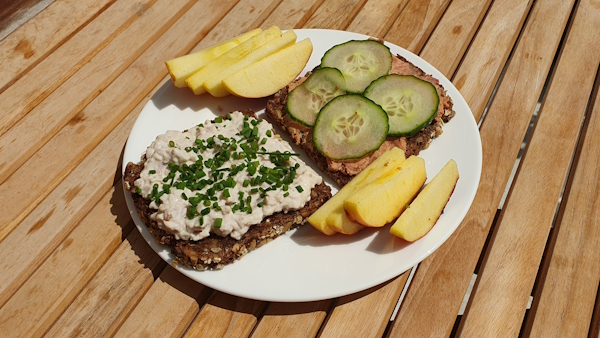 Two håndmadder a half of a sliced apple.